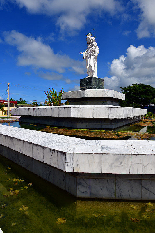 塞班岛查兰卡诺阿，卡梅尔山天主教堂前的圣母喷泉