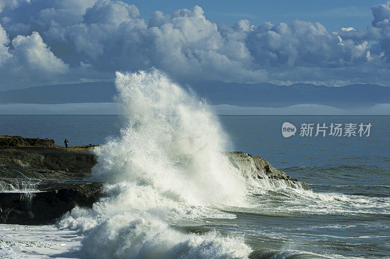 更大的海浪冲击岩石海岸