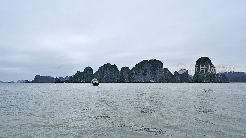 壮丽的喀斯特峰森林在海上