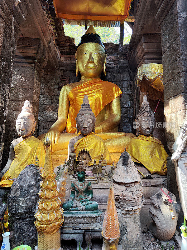 老挝占巴塞瓦特府的佛像