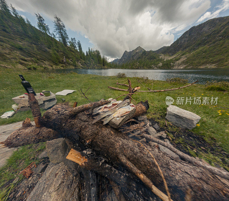 在山上钓鱼之旅，在露营地野外烹饪鳟鱼