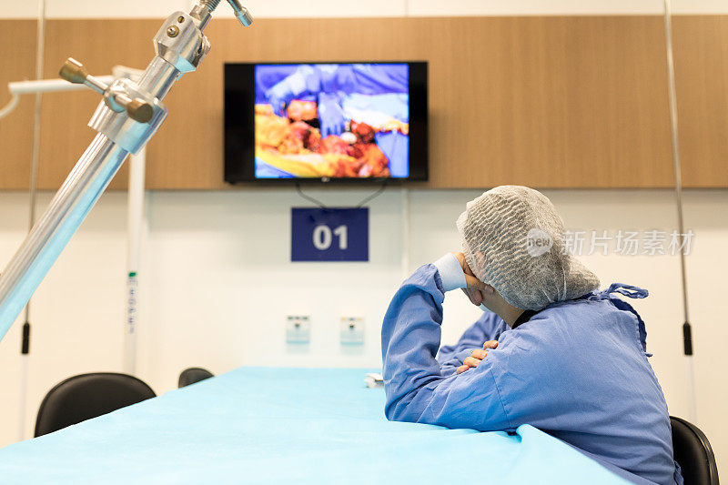 医科学生正在观看如何进行尸检的视频课程