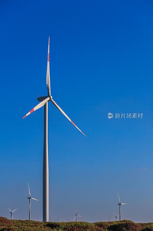 蓝天下农田上的水平轴风力发电机