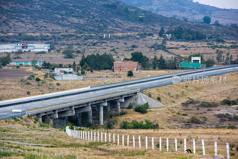 拉丁美洲的高速公路上有一座桥。