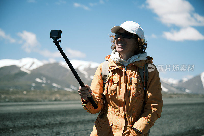 一位女游客正在讲述她的雪山自驾游