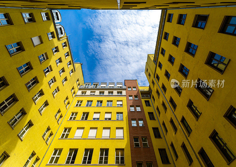 现代建筑对着天空的低角度视图