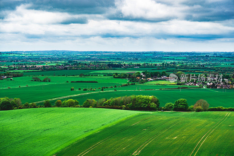 英国邓斯特布尔唐斯，夏天阴天从山上看到的英国风景