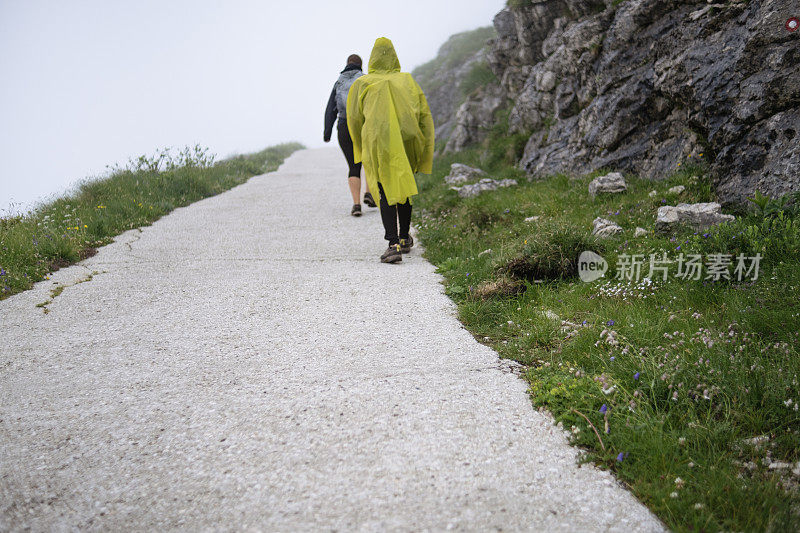 有时由于天气不好，徒步旅行会很困难