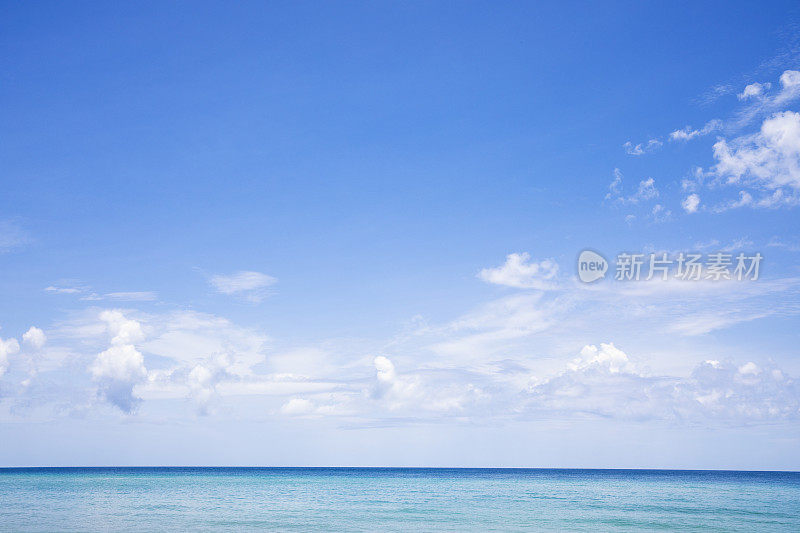 蔚蓝的夏日天空，海景