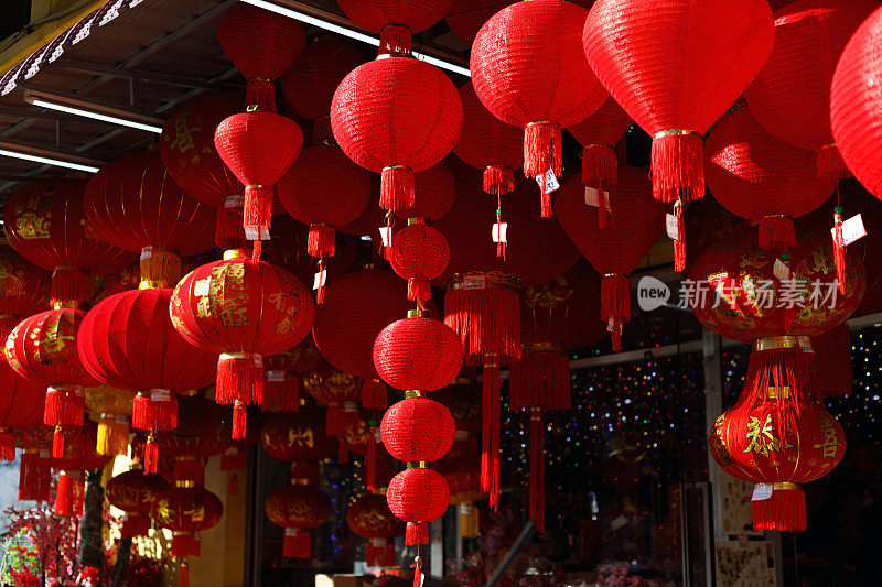 各种各样的中国红灯笼挂在唐人街的一个摊位上出售