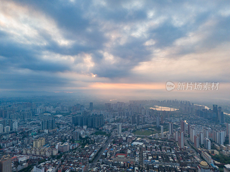 黎明时分的城市航拍，云雾变幻莫测。