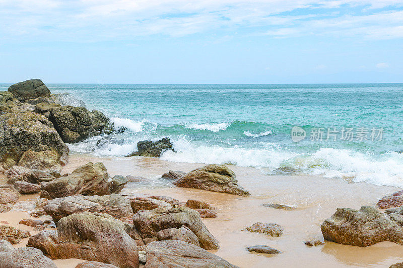 热带沙质岩石海滩，清澈湛蓝的海水