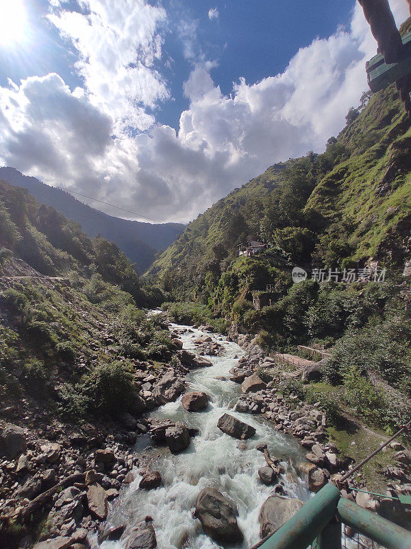 季风期间，喜马拉雅冰川河谷的美丽自然风光穿过喜马拉雅山脉郁郁葱葱的绿色森林