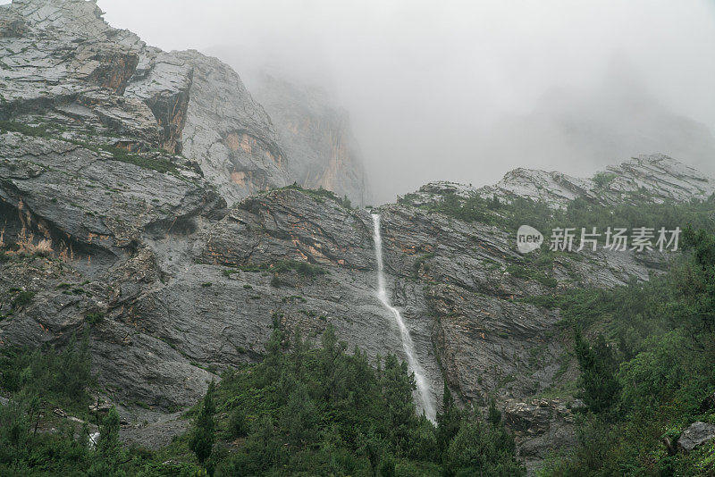 中国甘南扎加纳石山的神秘景观