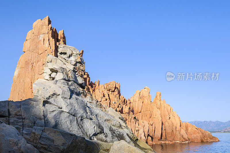 阿尔巴塔克斯的红岩，位于意大利撒丁岛东海岸的一个沿海村庄