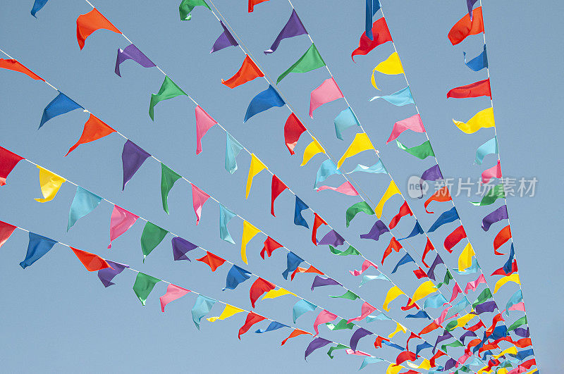 西班牙典型的旗帜，用来装饰街道和广场，迎接即将到来的宗教节日。