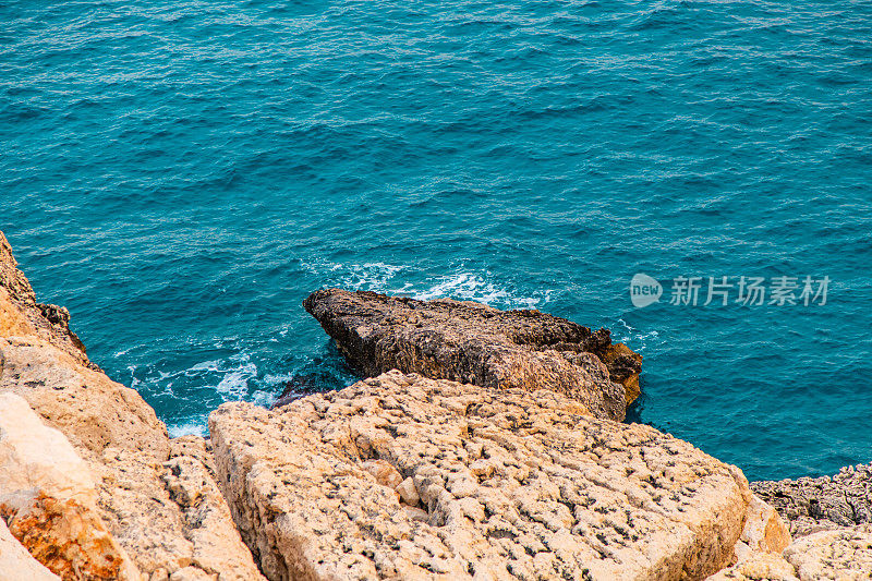 日落时分的大海和岩石景观