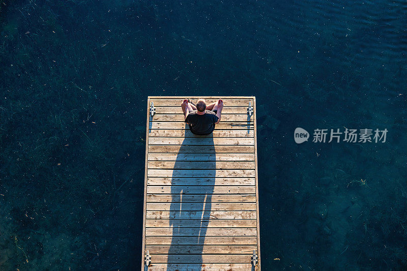 平静正念的人坐在码头水宁静