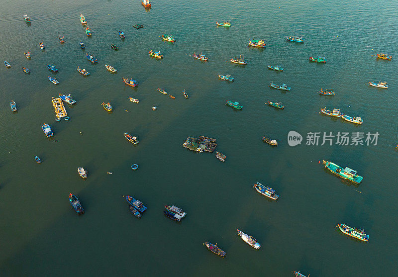 航拍照片，船只和船只一起停泊在昂头市的前海滩，巴里亚昂头省