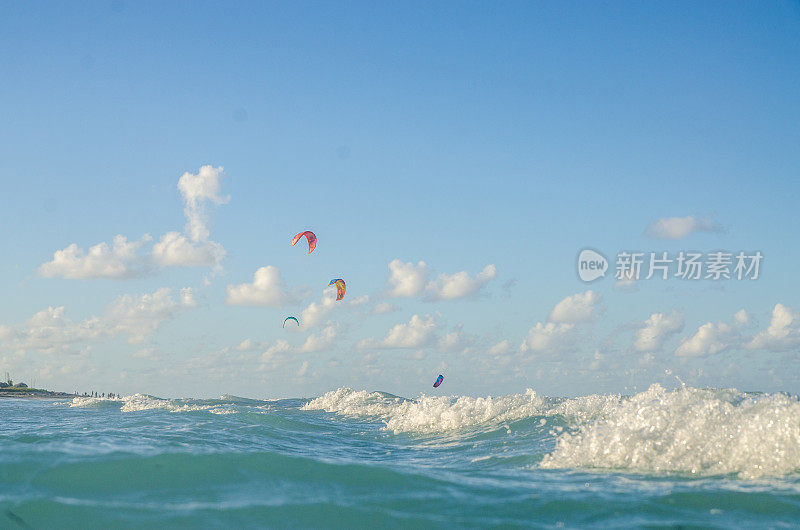 低角度的海浪