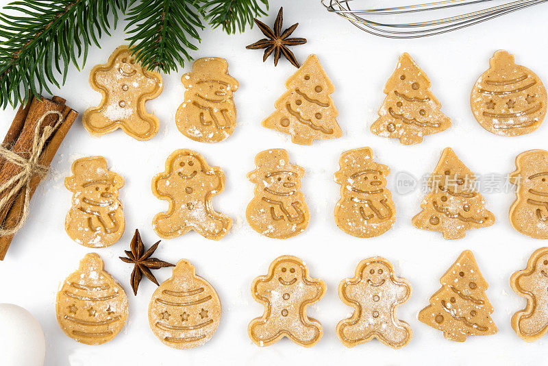 烘烤圣诞饼干，做成圣诞树、雪人、圣诞球和姜饼人的形状。前视图。