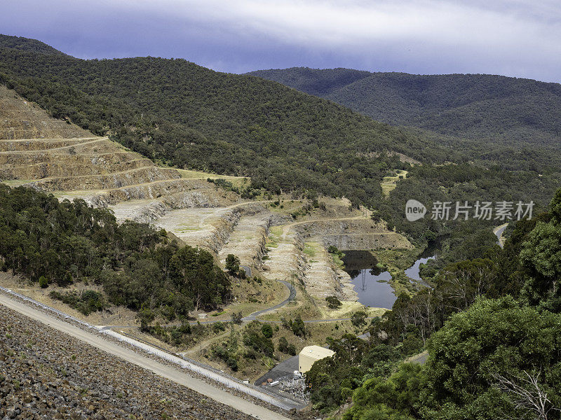 坝墙阶梯式溢洪道