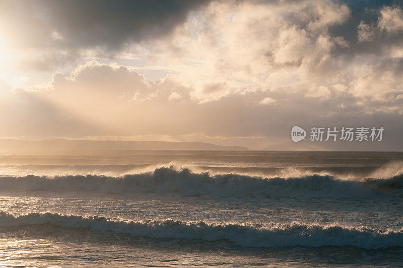 狂风暴雨的大海和阳光