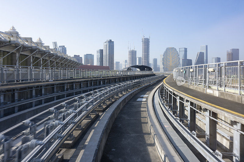 现代摩天大楼和城市轨道交通的风景照片