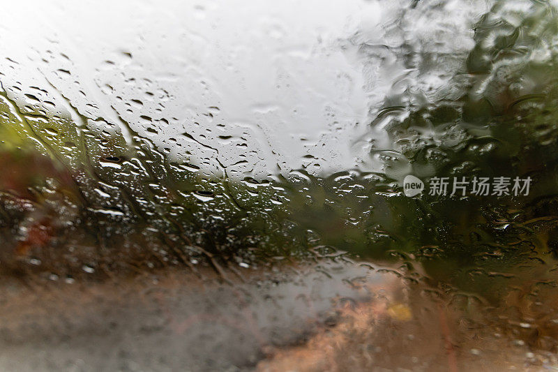 雨点在下雨天从平角滑到车窗玻璃上