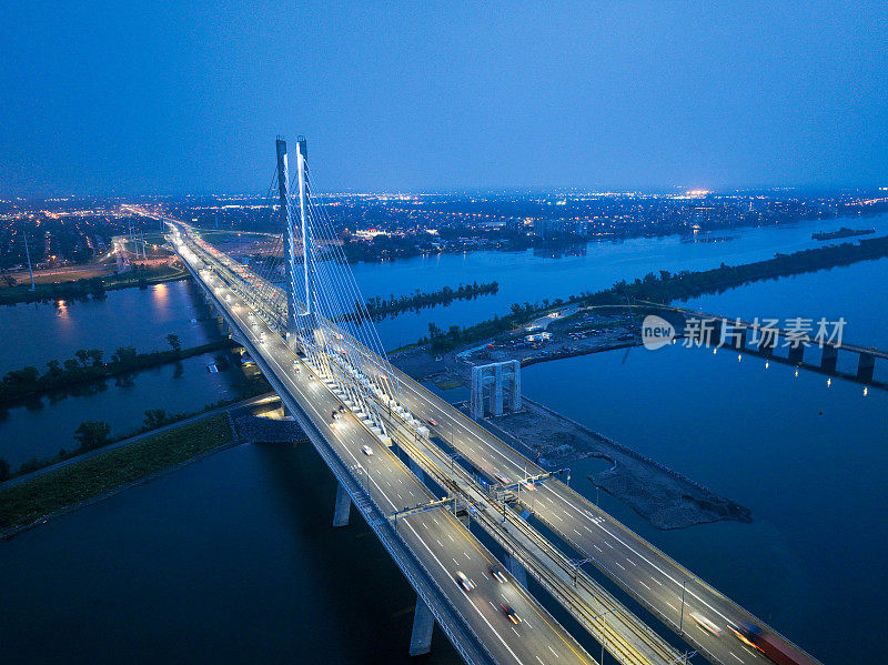 蒙特利尔奥罗纳姆-梅西埃大桥的夜间高速公路