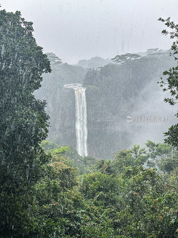 雨季时雄伟的夏玛尔瀑布