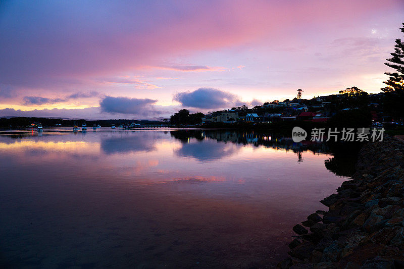 夕阳的光辉过去后，湖边柔和的紫色色调