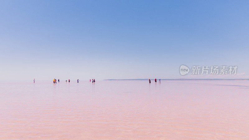 在土耳其的粉红盐湖图兹，无法辨认的人