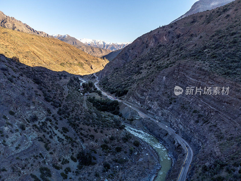 穿过卡洪德尔迈波山谷的道路通往智利圣地亚哥