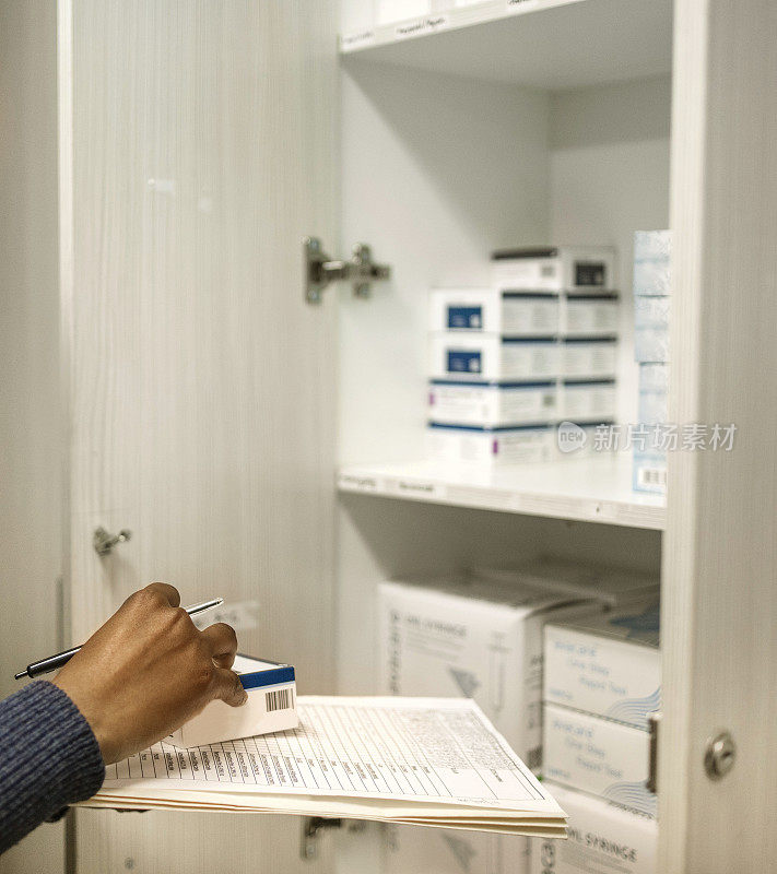 药剂师在药柜里清点药品清单