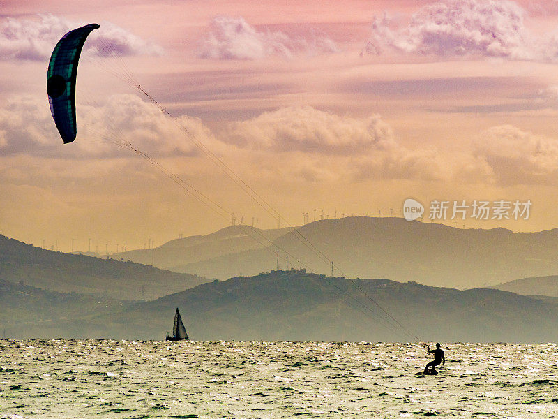 风筝冲浪手乘风破浪。Kiteboarding运动。