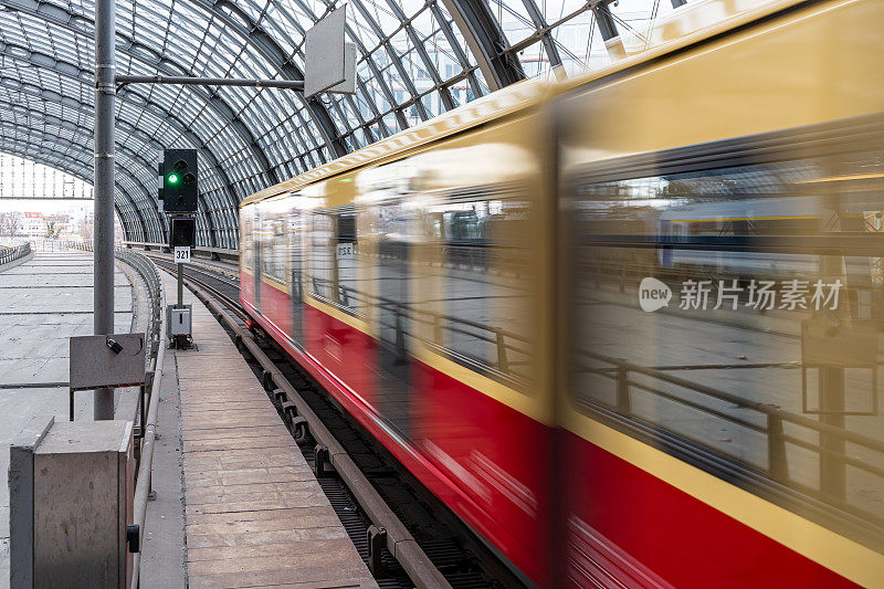 S-Bahn列车在车站下车的模糊画面