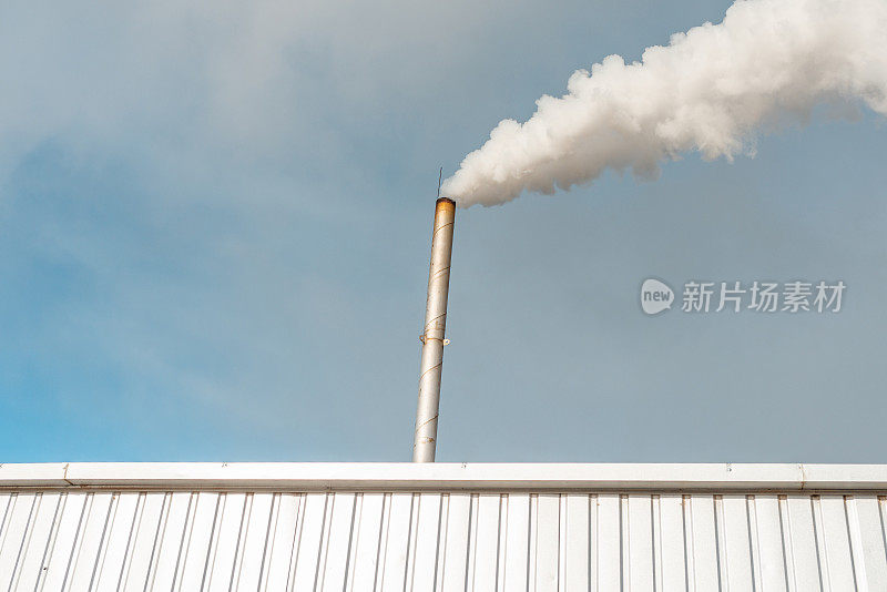 烟斗和烟。室外工业烟囱冒出的白烟污染空气。二氧化碳的排放量。副本的空间。