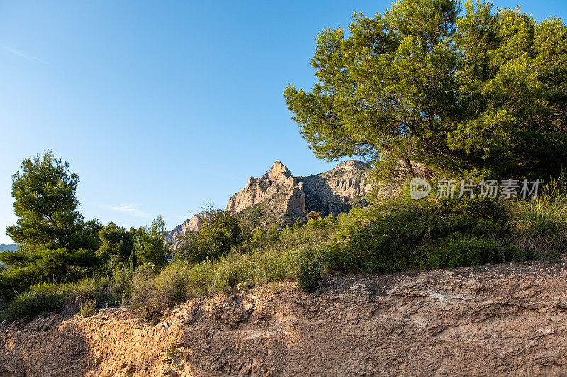 夏季景观位于西班牙阿利坎特地区的山区，夏季是科迪勒拉。