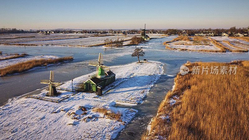 荷兰赞迪克，冬天日出时，老风车所在的圩田的鸟瞰图