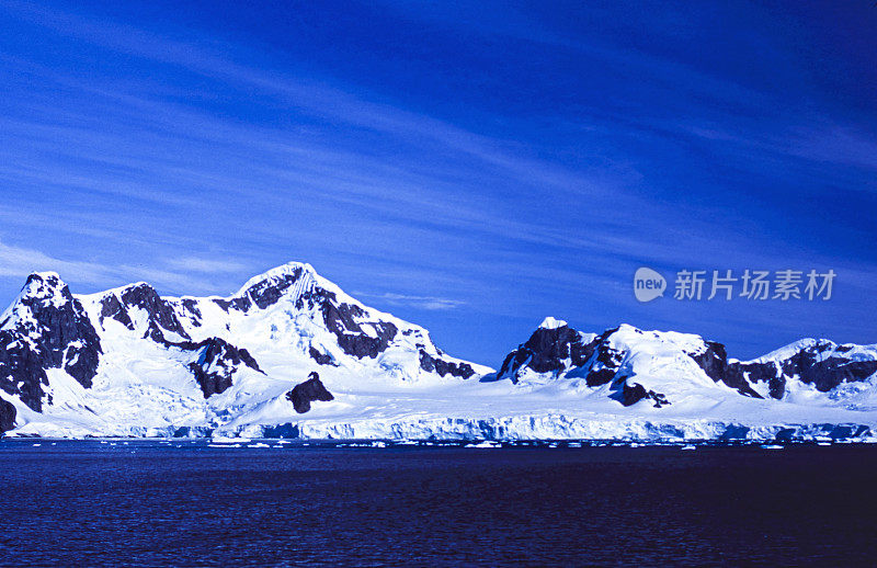 南极湾的雪山和冰川。