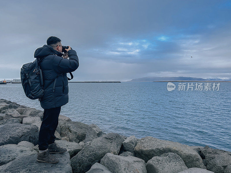 肖像独自旅行亚洲中国男子在海边拍照