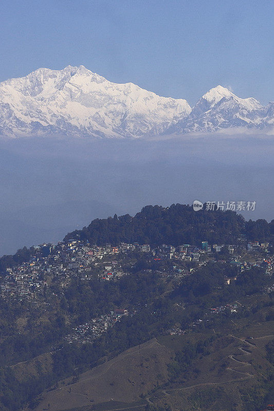 全景美丽的大吉岭山站和白雪皑皑的康城准噶尔山，睡佛山脉喜马拉雅山脉，在印度西孟加拉邦