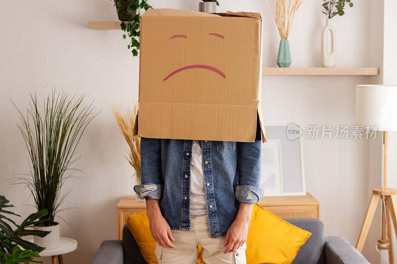 头上顶着纸板箱的不快乐男人在家