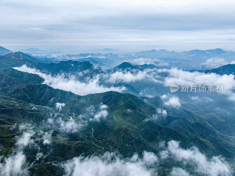 山区风电场云和雾的航空摄影