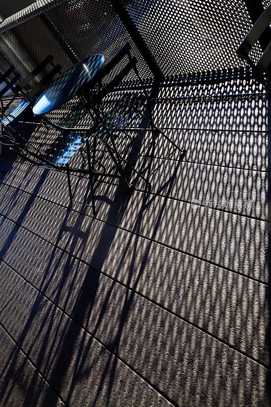 夕阳下的城市基础设施:从现代角度看坚固的金属，在生锈的钢网和钢筋、混凝土钢筋和建筑图案上发挥光影作用