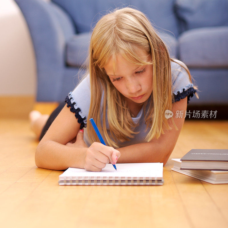 小女孩在做家庭作业
