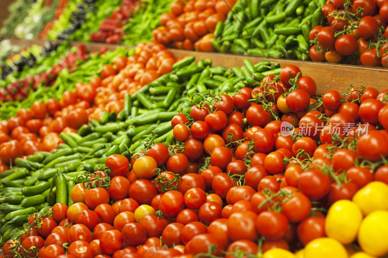 市场摊位上的新鲜有机蔬菜