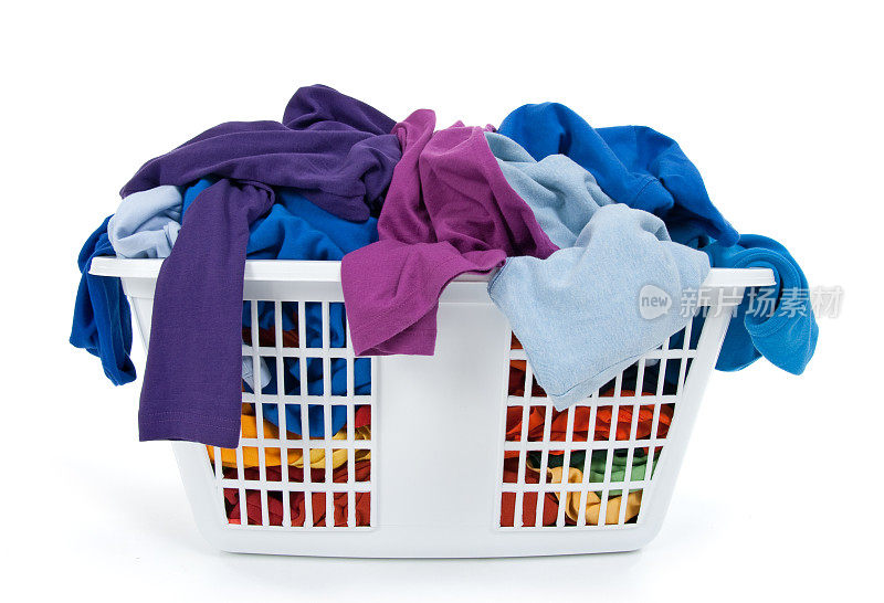 洗衣篮里五颜六色的衣服。蓝、靛、紫。