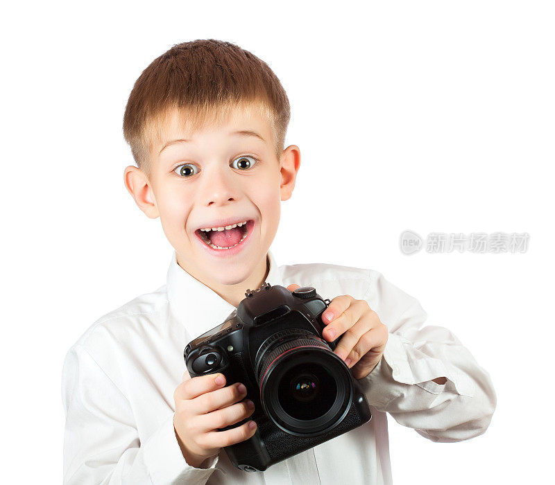 小男孩拿着相机在拍照